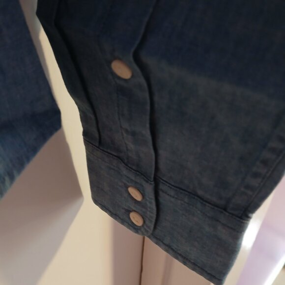 Untuckit Valori Women's Long Sleeve Button Down Chambrey Shirt SZ 6 NWT - Picture 3 of 10